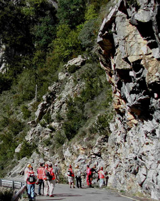 Excursionistes enmig d'una carretera de muntanya