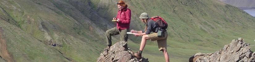 Geòlegs fent anotacions en una sortida a la muntanya